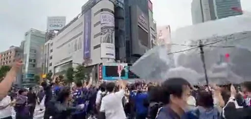 日本民众涌向涩谷十字路口庆祝