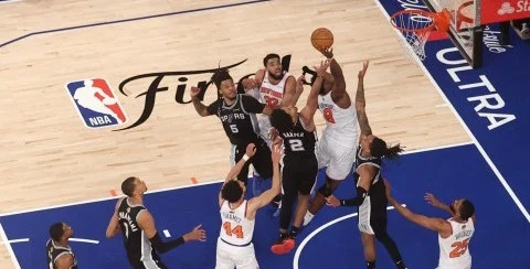 阿努诺比砍33分助尼克斯3-1拿到赛点,赛后透露:我冲进去想补扣,正好把球点进去