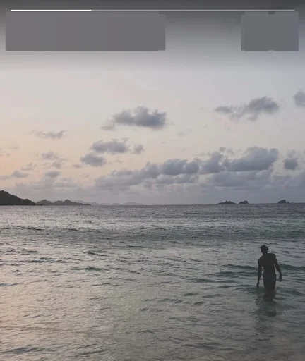 艾顿社媒晒照 独自一人在大海中游玩