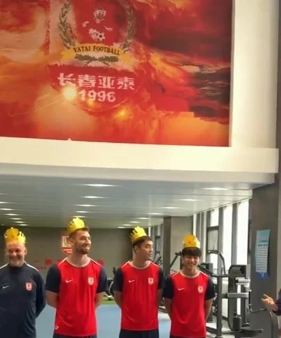 泰举办7月生日会，为赖纳、孙锡鹏、凌传滨及体能教练佩利奇庆生